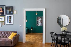 Stylish 3-Suites Apt by the Prague Castle - N2