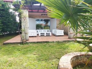 Naturstein-Mediterranhaus mit Gartenblick
