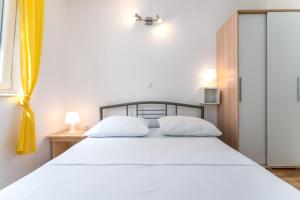 Apartments with parking space Baska, Krk - 11933