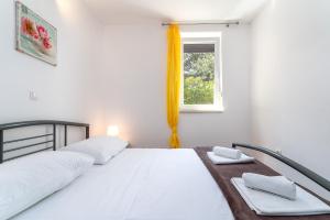 Apartments with parking space Baska, Krk - 11933