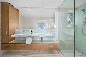 Waves 11 - Beachfront - Sleeps 8