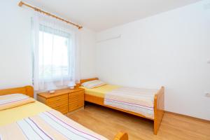 Apartments by the sea Vir - Kozjak, Vir - 20149