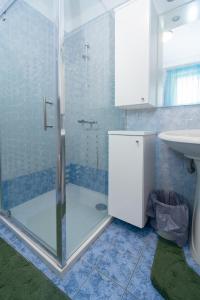 Apartments by the sea Vir - Kozjak, Vir - 20149