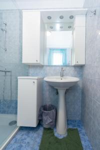 Apartments by the sea Vir - Kozjak, Vir - 20149