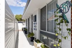 Shabby Chic Shack - 2 bedroom Beach Cottage - Two Rocks