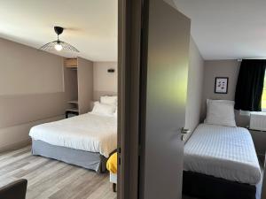 Hotels Logis Les Voiliers : Chambre Familiale - Vue sur Lac