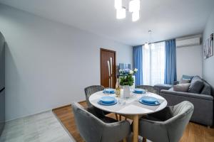 Brand New Downtown Apartment