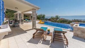 Traditional stone poolside villa in Bol
