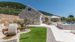 Traditional stone poolside villa in Bol