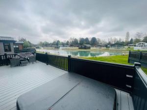 Mulberry Lodge with Hot Tub