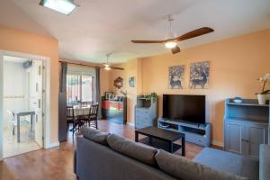 Adosado con vistas al mar desde la piscina con BBQ