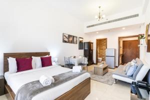 Lower floor studio with a sofa bed in JVC - Allsopp&Allsopp