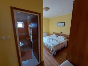 Apartments by the sea Supetarska Draga - Donja, Rab - 20773