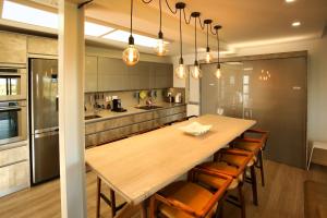 Barefootin Beachfront Cottage, Loadshedding-Proof, Steps Away from Langebaan Main Beach Bliss