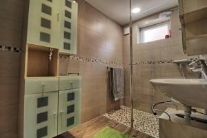 Maisons de vacances Aux grains de raisin - 6 personnes - cour privee : photos des chambres