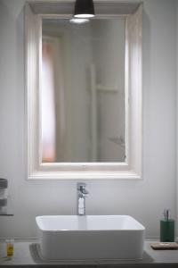 1BR Athenian Serenity 15 Minutes From Acropolis