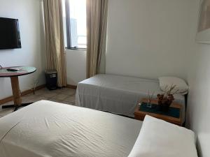 Apartamento no tropical executive hotel com varanda, 1 cama de casal e 2 camas de solteiro