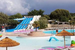 Maisons de vacances Bungalow de 2 chambres avec piscine privee et terrasse amenagee a Gastes a 1 km de la plage : photos des chambres
