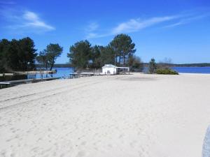 Maisons de vacances Bungalow de 2 chambres avec piscine privee et terrasse amenagee a Gastes a 1 km de la plage : photos des chambres