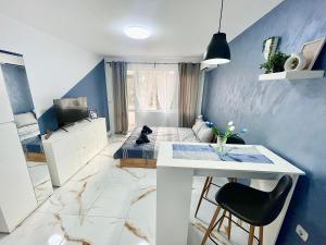 BlueRoom-самостоятелна стая private room