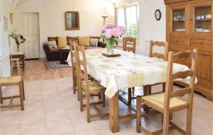 Maisons de vacances Cozy Home In Lestre With Wifi : photos des chambres
