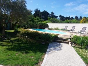 Maisons de vacances Maison de 3 chambres avec piscine privee jardin clos et wifi a Velleron : photos des chambres
