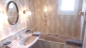 Maisons de vacances Maison de charme avec piscine privee a Velleron : photos des chambres