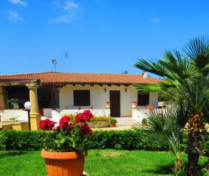 obrázek - One bedroom appartement with enclosed garden and wifi at Parabita 7 km away from the beach