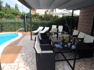 Welcoming Villa in Vantačići with Pool and Sea View