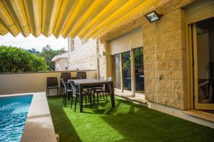 Elegant Villa in Porto with Pool & Jacuzzi