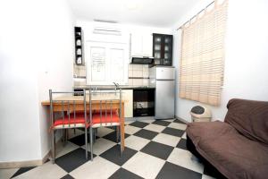 Cosy Apartment in Žrnovo - 30 sqm with Shared Pool