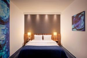Standard Queen Room with Single Sofa Bed room in Holiday Inn Express Bremen Airport an IHG Hotel