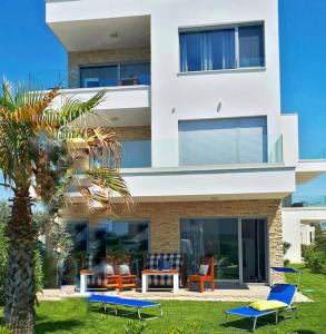 Luxury Apartment Slavica by the sea,with garden