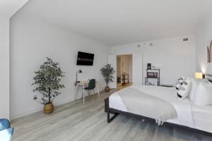 Boardwalk King Bed Retreats by CozySuites