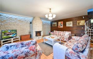 Nice Home In Gornja Pacetina With Wifi 