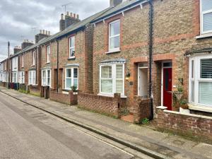 Wickland Cottage by inspirestays-com