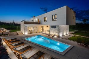 Villa with Private Pool room in Modern Villa M30 with private pool 3 en-suite bedrooms