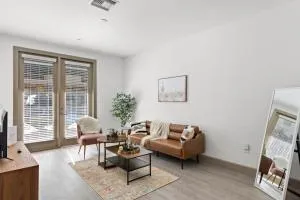 Modern CozySuites on Town Lake waterfront 02 - Marlborough Park