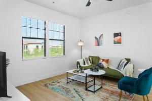 CozySuites Glendale by the stadium with pool 05