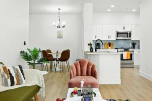 TWO Cozysuites with Pool Jacuzzi in Glendale 10&03