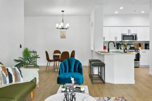 CozySuites Glendale by the stadium with pool 03