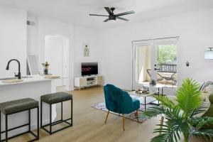 CozySuites Glendale by the stadium with pool 03