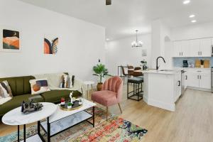 CozySuites Glendale by the stadium with pool 06