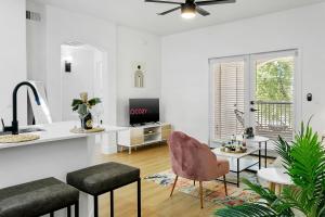 CozySuites Glendale by the stadium with pool 06