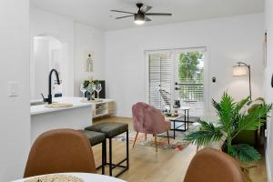 CozySuites Glendale by the stadium with pool 06