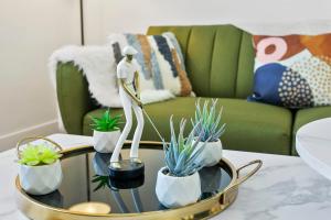 CozySuites Glendale by the stadium with pool 04