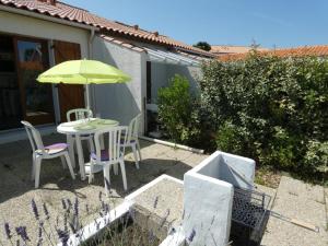 Maisons de vacances Charmante maison avec mezzanine, terrasse et piscine, proche plage - 4 pers. - FR-1-540-167 : photos des chambres