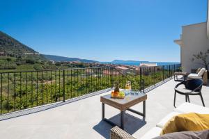 Luxury Villa Envivo Komiža with heated pool and professional gym