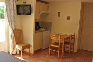 Hotels Hotel des Vignes : Studio Triple Standard