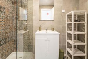 Casa Oliveira - Sunny 2-Bed Retreat Steps from the Beach